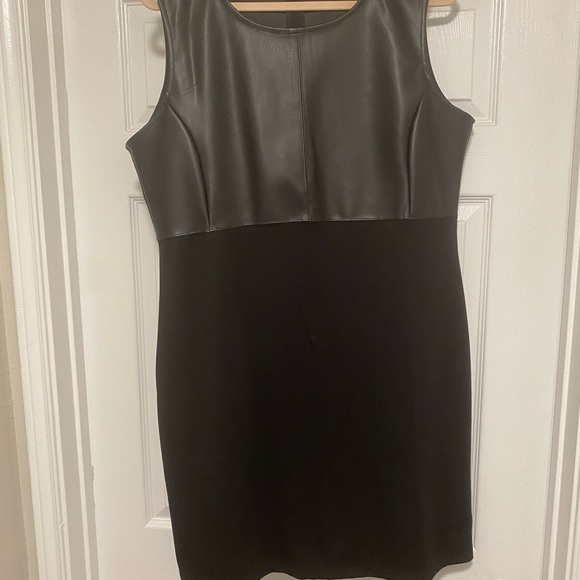 Simple, elegant little black dress - Picture 1 of 2
